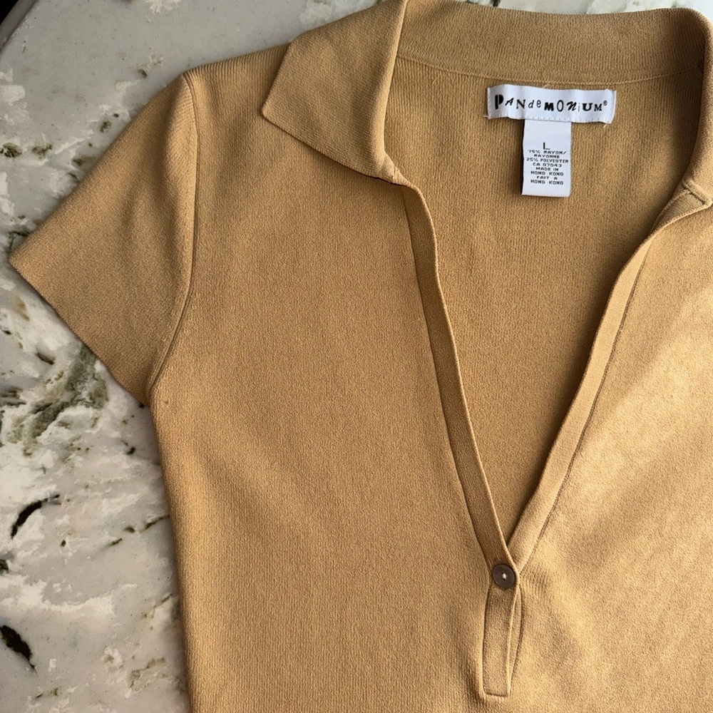 Y2K mustard Short Sleeve knit collared Top - fits like US M